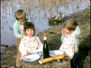 Trois enfants mangent une omelette aux champignons.