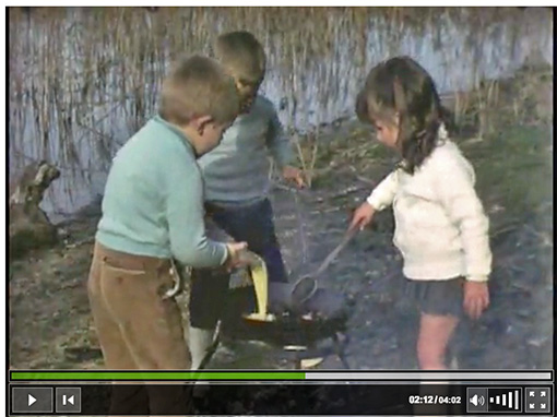 rois enfants préparent une omelette aux champignons.
